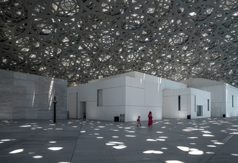 Visitors in the light rain of the Louvre Abu Dhabi, architect Jean Nouvel, Saadiyat Island, Abu