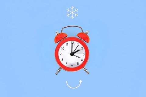 Concept for explaining winter daylight saving time with clock and arrow
