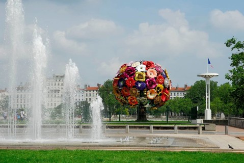 Flower ball, flower sculpture, flower tree, by Choi jeong-hwa, Place Antonin Poncet, Lyon,