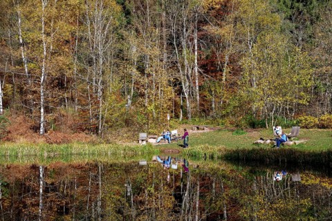 Walkers at the Sankenbachsee, Karsee, autumn, near Baiersbronn, Freudenstadt district, Black