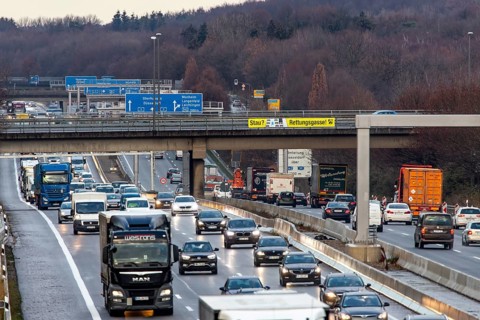 Motorway A3 between Opladen and Leverkusen, rainy weather, autumn, heavy traffic