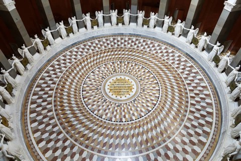 Interior, hall with a total of 34 angels, victory goddesses 3, 3 metres high, inscribed motto of