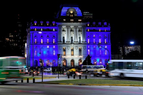 Traffic in front of the Centro Cultural Kirchner, Kirchner Cultural Center, illuminated at night in