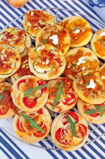 Swabian cuisine, mini dinnete, also dennete, dinnede, dennetle, hearty, salty, yeast pastry topped