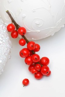 Stec (Ilex aquifolium) hpalm berries and Christmas tree balls, Stechhuelse