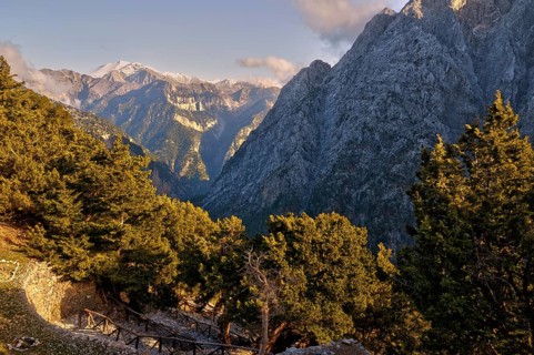 Entrance to the gorge, entrance, Xyloskalo, snow-capped mountains, trees, rock face, Samaria Gorge,