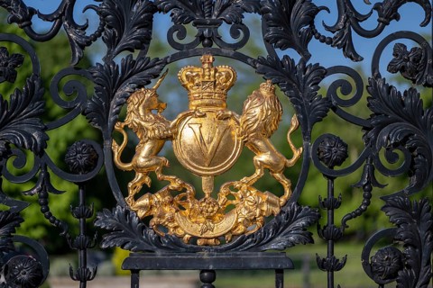 Golden coat of arms with unicorn and lion, Royal Botanic Gardens (Kew Gardens), UNESCO World
