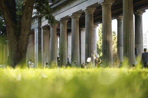 Reading by Ulrike C. Tscharre and live music at the Kolonnaden Bar on Museum Island in Berlin,
