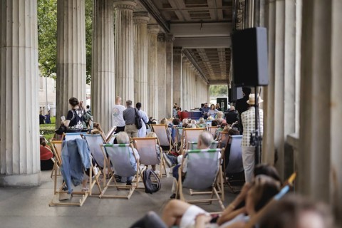 Reading by Ulrike C. Tscharre and live music at the Kolonnaden Bar on Museum Island in Berlin,