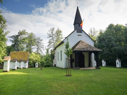 Klus Eddessen und Pfarrhaus, eine alte Wallfahrtsstätte aus dem Jahr 1856, mitten im Wald gelegen,