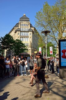 Hamburg, City, Spitalerstraße, Geschäfte, Cafés, Zauberer mit Publikum
