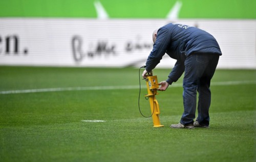 Greenkeeper Gärtner measures density and moisture in the lawn, Clegg Impact Soil Tester, measuring