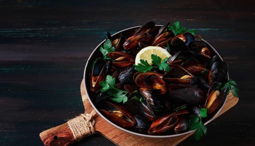 Fresh, Boiled mussels, Black Sea, with parsley and lemon, no people, top view