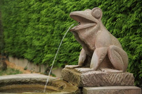 Frog fountain made of red stone 1992, frog figure, water jet, mouth, sitting, open, red,