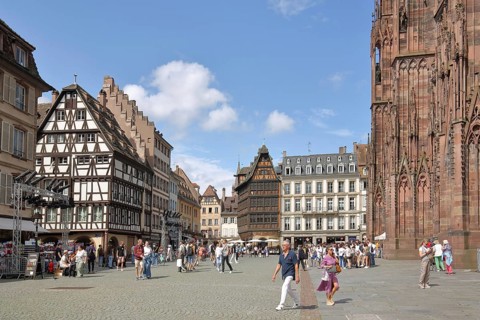 Minster square with pedestrians, Maison Kammerzell and UNESCO Minster, Grande Île, Strasbourg,