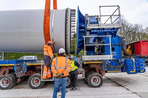 Preparation for the transport of a 68 metre long blade, a wind turbine, with a self-propelled