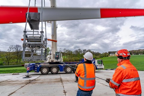 Preparation for the transport of a 68 metre long blade, a wind turbine, with a self-propelled