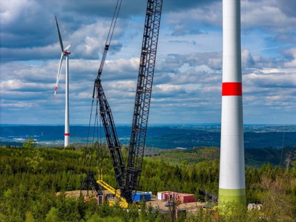 Erection of a wind turbine, wind energy plant, assembly of the ring generator, with a crawler