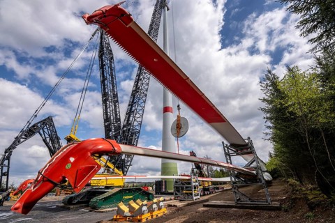 Erection of a wind turbine, wind energy plant, assembly of the ring generator, with a crawler