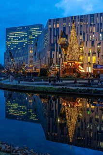 Christmas market, at the Kö-Bogen shopping centre, in the city centre of Düsseldorf, at the back