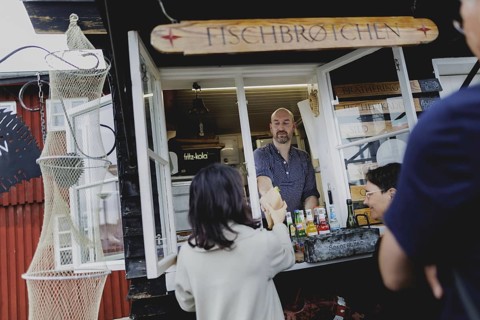 Annalena Bärbock (Alliance 90/The Greens), Federal Foreign Minister, photographed at the fish stand