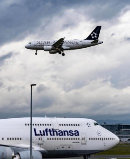 Lufthansa aircraft approaching Frankfurt am Main airport, on the centre runway, 25C/07C, terminal