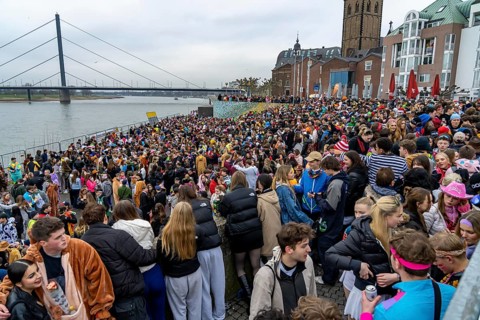 Rose Monday parade in Düsseldorf, after the parade thousands of mostly young people in the old