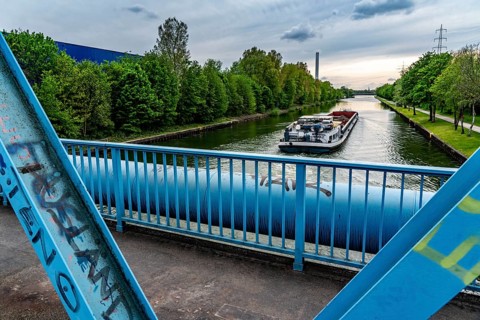 Railway bridges over the Rhine-Herne Canal near Oberhausen, for passenger and freight transport,