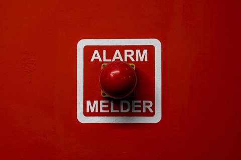 Alarm button, alarm signalling device, in a building, the security service can be alerted in the