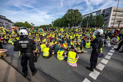 Riots in the run-up to the AFD party conference in Essen, demonstrators occupied a bridge over the