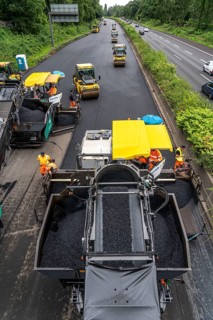 Renewal of the road surface on the A40 motorway between the Kaiserberg junction and Mülheim-Heißen,
