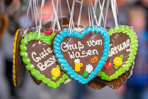 Gingerbread hearts decorated with colourful icing with the inscription 'Gruß vom Wasen',