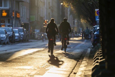 Cyclists in oblique sunlight in November, poor visibility, danger of glare, cycle lane, cyclists