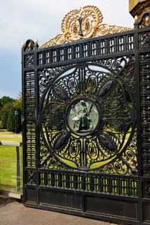Entrance gate to the Peace Palace with depiction of Amicitia (friendship), seat of the