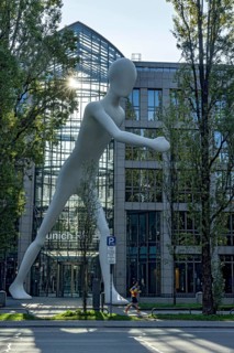 Walking Man, monumental sculpture by Jonathan Borofsky made of steel and plastic, pedestrian,