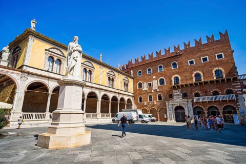 Dante monument in Piazza dei Signori, Verona, Veneto, Italy, Europe