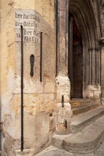 The three measures of length: shoe, cubit and fathom on the staircase portal of the Old Town Hall