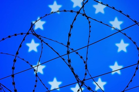 Symbolic image, migration, defence against refugees wanting to enter the EU, barbed wire overarches