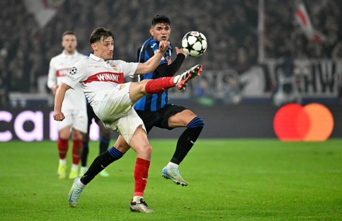 Duel, action Anthony Rouault VfB Stuttgart (29) against Raoul Bellanova Atalanta BC Bergamo (16)