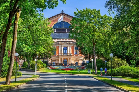 Driveway avenue with the Richard Wagner Festival Theatre of the Bayreuth Festival on the Green