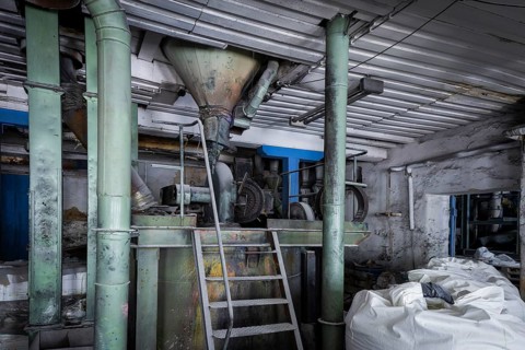 Schindler's blue colour factory is located directly on the Zwickauer Mulde river and belongs to the