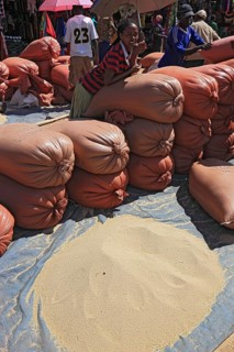 South Ethiopia, market in Jinka, market day, trade with teff, grain, market scene, Ethiopia, Africa
