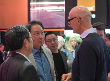 Timotheus Tim Höttges, CEO Deutsche Telekom in dialogue with guests, trade fair stand, MWC Mobile