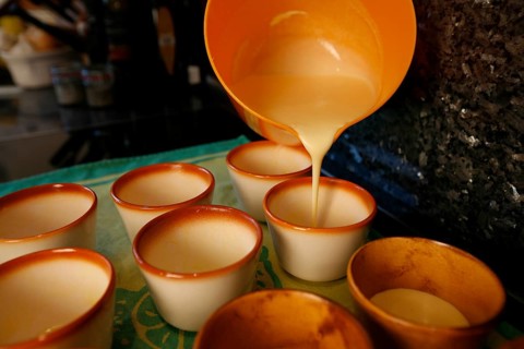 Swabian cuisine, preparation of Pfitzauf with sorrel sauce, vegetarian, baked, raw dough is poured