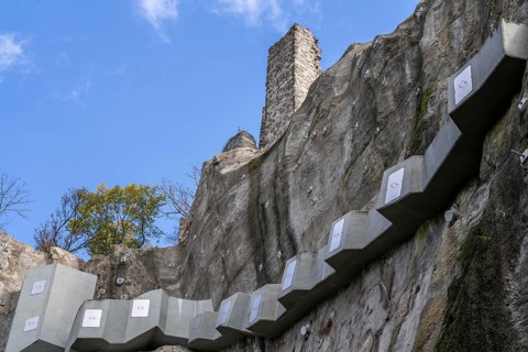 Safety system consisting of rock nails, rock anchors and free-play anchors on the rock of the