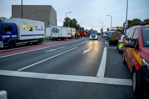 THW (Technisches Hilfswerk and fire brigade) vehicles near the partially collapsed Carola Bridge in