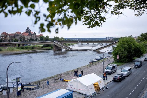 Partially collapsed Carola Bridge seen from the Königsufer Terrassen in Dresden, 11/09/2024