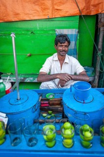 Limbu Pani Wallah or lemon juice seller, Calcutta or Kolkata, West Bengal, East India, India, Asia
