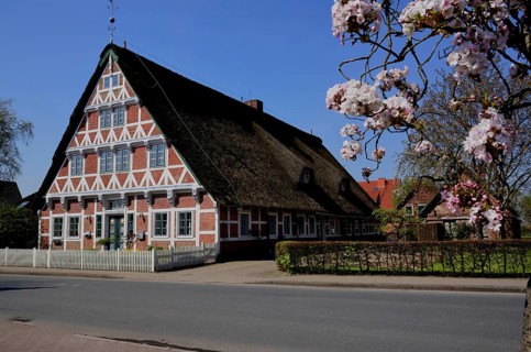 Deutschland, Niedersachsen, Steinkirchen, Bauernhaus mit Holzfachwerk