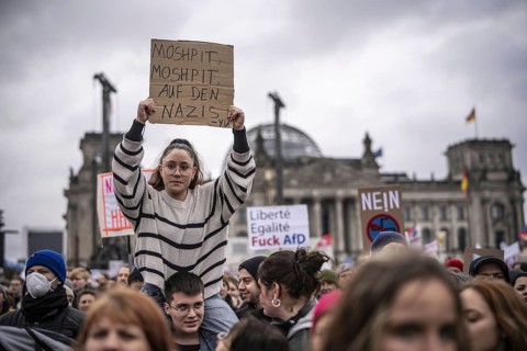 150, 000 people gather around the Bundestag in Berlin to build a human wall against the shift to